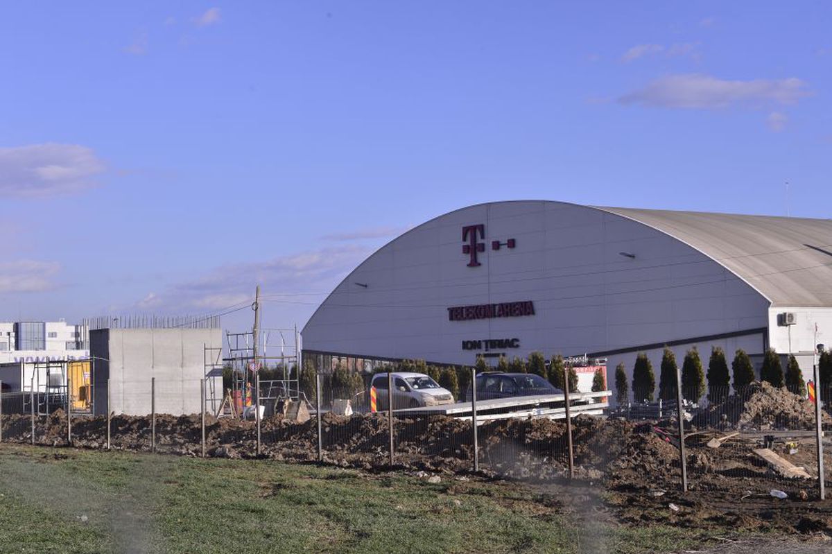 VIDEO+FOTO Imagini de pe șantierul căii ferate care leagă Otopeniul de Gara de Nord » Trenul trece peste parcarea unui hotel, două case și e la 20 de metri de patinoarul lui Țiriac!