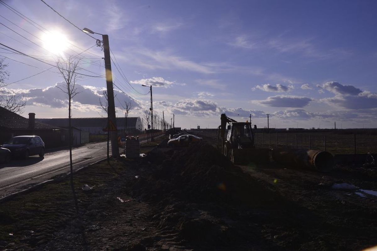 VIDEO+FOTO Imagini de pe șantierul căii ferate care leagă Otopeniul de Gara de Nord » Trenul trece peste parcarea unui hotel, două case și e la 20 de metri de patinoarul lui Țiriac!