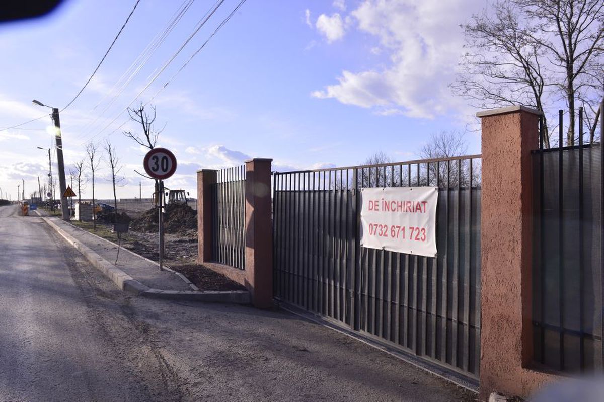 VIDEO+FOTO Imagini de pe șantierul căii ferate care leagă Otopeniul de Gara de Nord » Trenul trece peste parcarea unui hotel, două case și e la 20 de metri de patinoarul lui Țiriac!