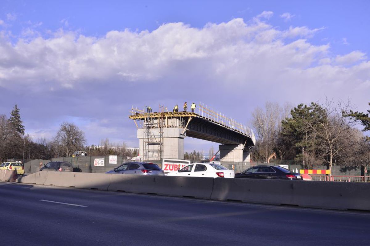 VIDEO+FOTO Imagini de pe șantierul căii ferate care leagă Otopeniul de Gara de Nord » Trenul trece peste parcarea unui hotel, două case și e la 20 de metri de patinoarul lui Țiriac!