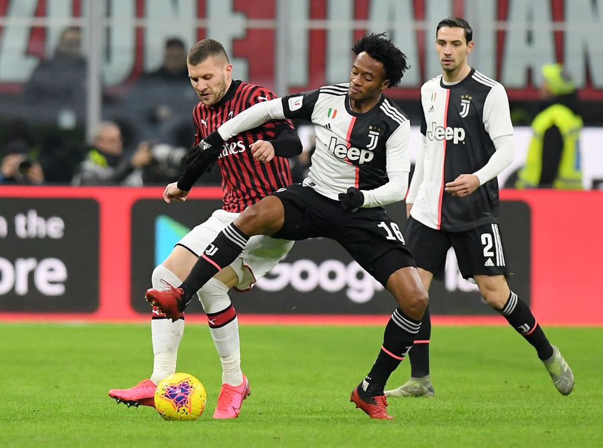 Scene șocante în Italia! Fotbalistul lui AC Milan amenințat cu pistolul la tâmplă în centrul orașului: „Ce se întâmplă?”