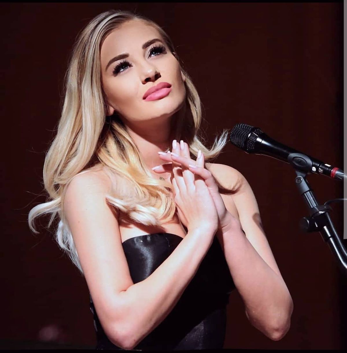 FOTO Impecabila Irina » „Am jucat 9 ani tenis de câmp, dar am ales până la urmă muzica”