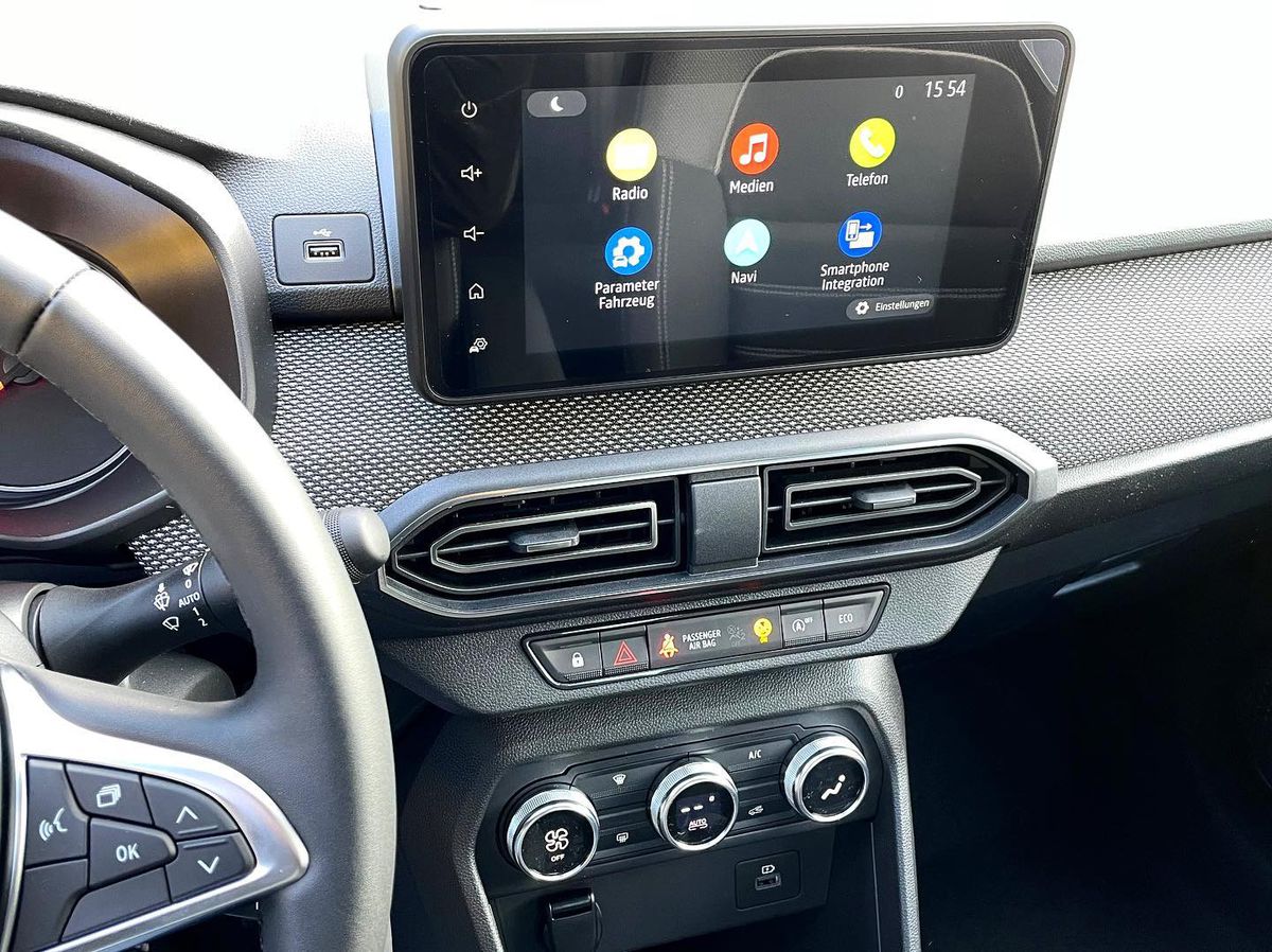 FOTO Cum au modificat nemții o Dacia Duster și o Dacia Logan: rezultatele sunt uimitoare