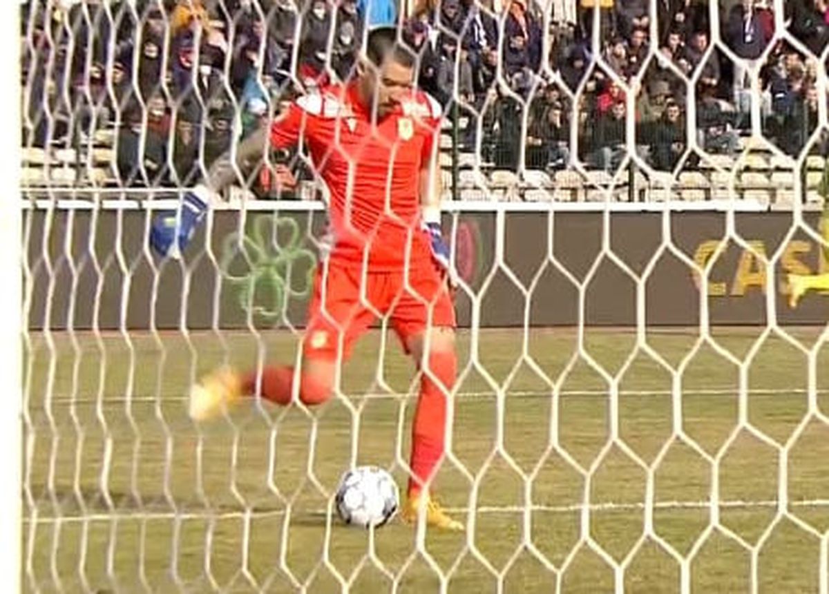 Moment halucinant în FC Argeș - Mioveni » Hațegan a anulat un autogol de „județeană”! De ce a intervenit arbitrul + ce spune Iustin Popescu