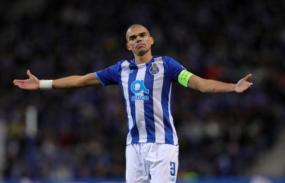 Imagini incredibile la Porto! Pepe a găsit un glonț pe teren în timpul derby-ului cu Sporting