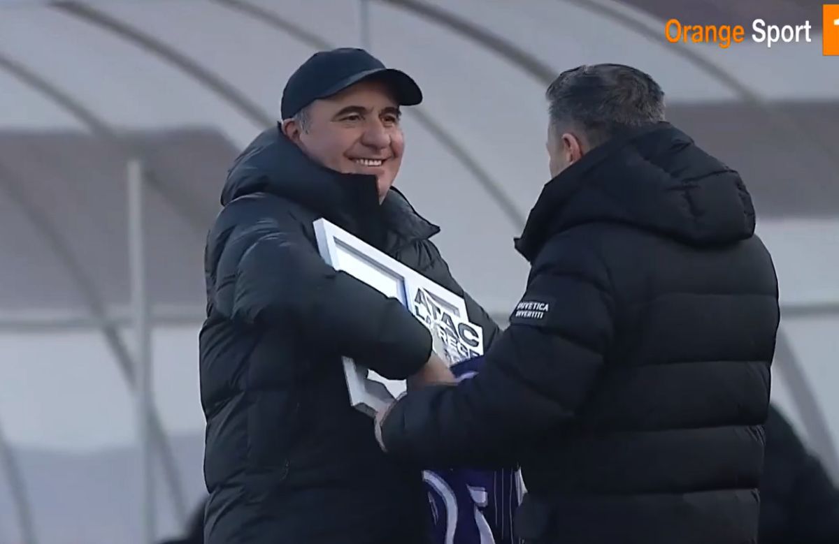 „Atac la Rege” » Explicațiile din spatele cadoului inedit primit de Gică Hagi la meciul cu FC Argeș: „I-am găsit un dublu sens”