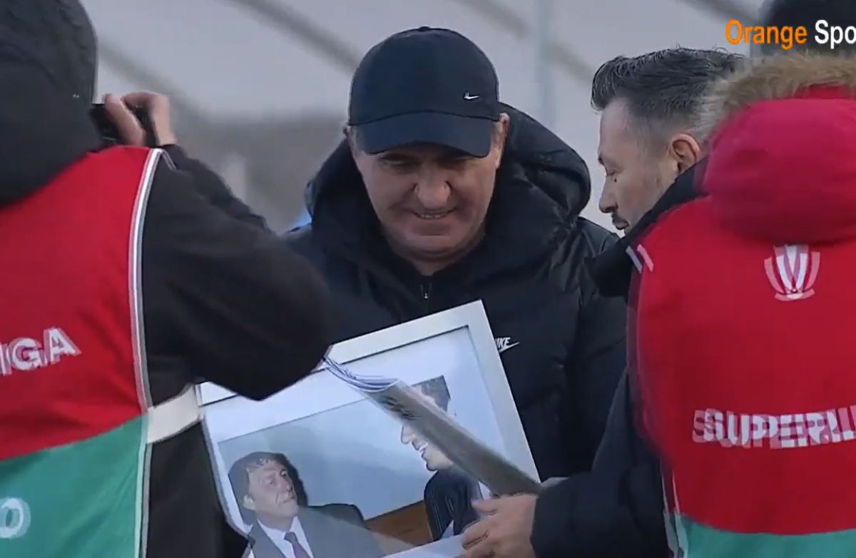 „Atac la Rege” » Explicațiile din spatele cadoului inedit primit de Gică Hagi la meciul cu FC Argeș: „I-am găsit un dublu sens”