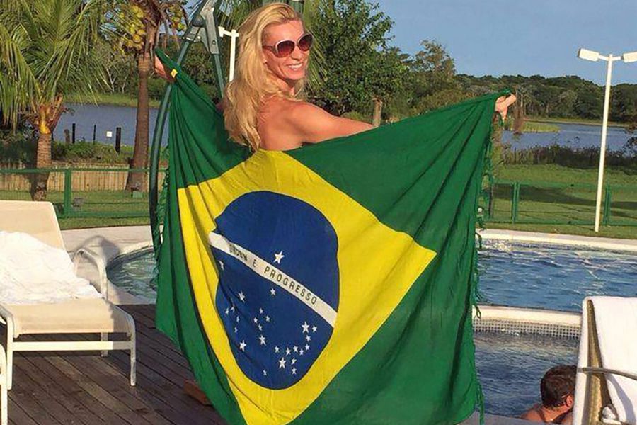 Cu steagul Braziliei, țara unde s-a simțit ca acasă FOTO Facebook Cristina Pîrv, campioană a României la volei, interviu tulburător pentru GSP: „Când ai probleme, vorbește cu Dumnezeu ca și cum ai vorbi cu un prieten!”. Poveste șocantă: „Am fost atacată de doi drogați cu pistoale!”