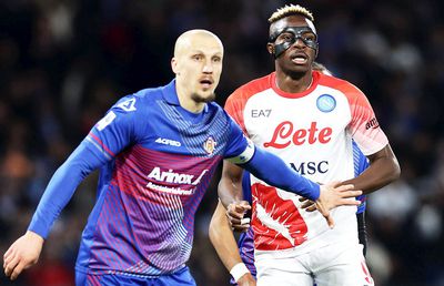 „Chiricheș s-a descurcat în misiunea imposibilă cu Napoli”. Ce note a primit căpitanul naționalei după meciul cu liderul Seriei A