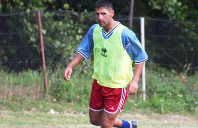 Interviu rar, de colecție, cu fundașul inconfundabil din anii '90 » Cum l-au „vânat” Steaua și Dinamo în aceeași zi și decizia-șoc pe care a luat-o: „M-am speriat și aia mi-a fost”