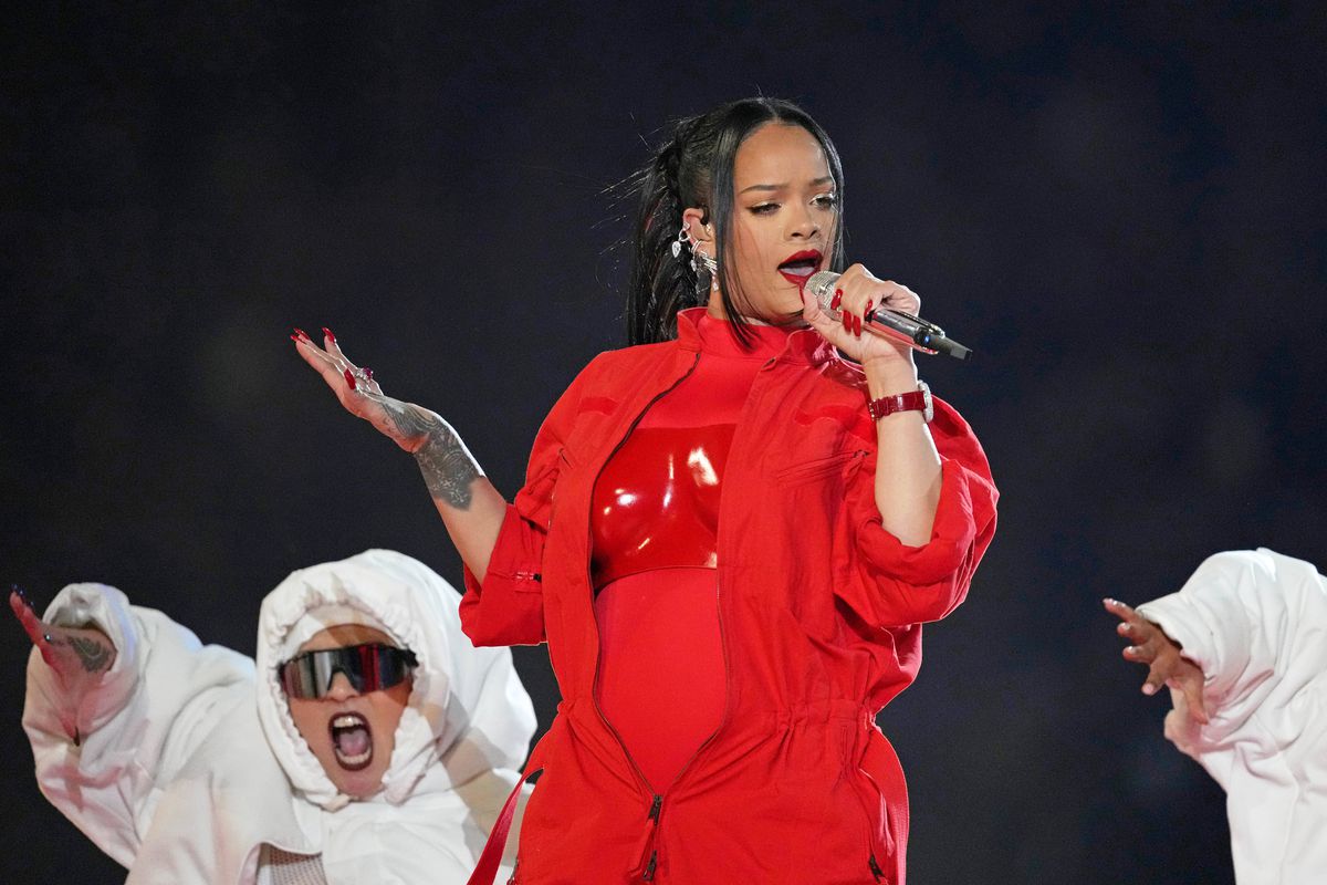 Gravidă, Rihanna a făcut spectacol la Super Bowl LVII » Cum a arătat show-ul făcut de artistă