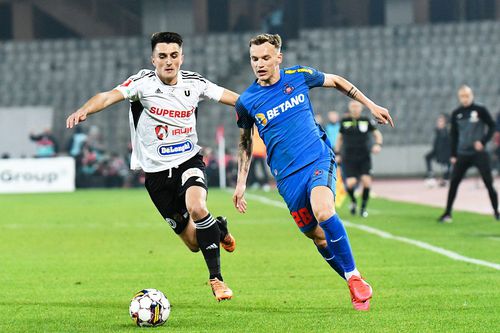 Ștefan Vlădoiu, în stânga, într-un meci cu FCSB // foto: Imago Images