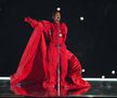 Concertul Rihannei la Super Bowl se putea sfârși tragic » Un dansator, la un pas să cadă de la mare înălțime