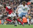 Thomas Hitzlsperger, în 2004, în duel cu Patrick Vieira într-un meci Arsenal - Aston Villa pe „Highbury” Foto: Guliver/GettyImages