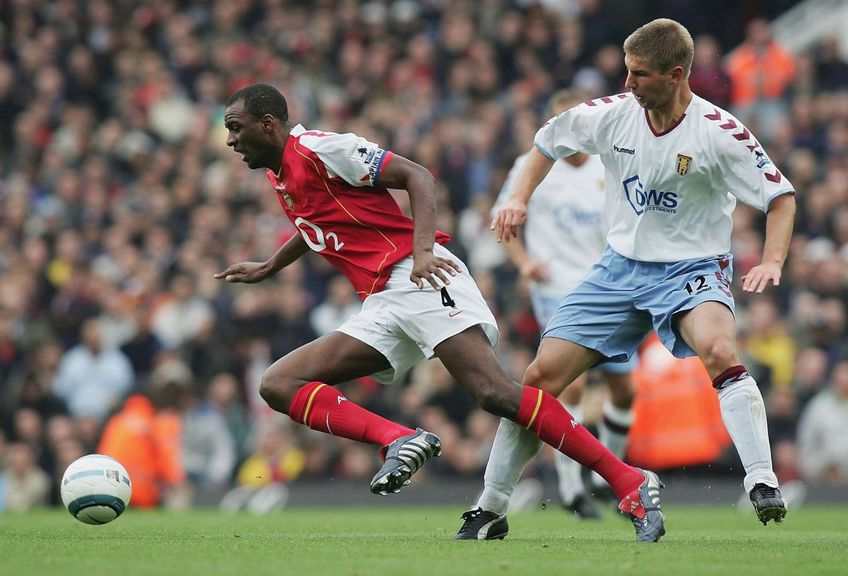 Thomas Hitzlsperger, în 2004, în duel cu Patrick Vieira într-un meci Arsenal - Aston Villa pe „Highbury” Foto: Guliver/GettyImages