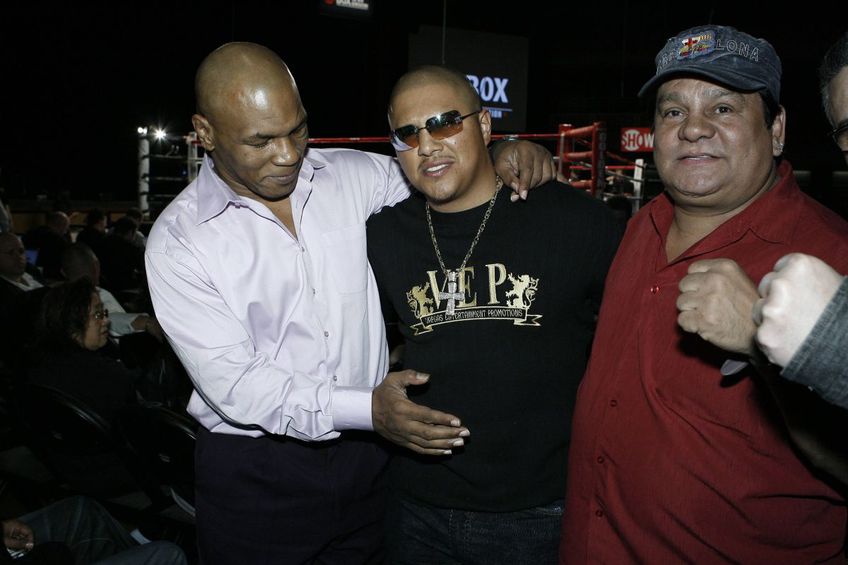 Mike Tyson (stânga), alături de Roberto Duran (dreapta). Foto: Imago