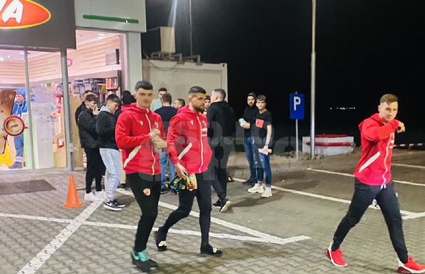 Dinamoviștii au dat nas în nas cu ultrașii la miezul nopții » Scenele surprinse în benzinărie, pe Autostrada Soarelui