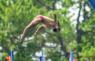 Cătălin Preda este pe 3, iar Constantin Popovici pe 9, după primele două evoluții de la Campionatele Mondiale de la Doha la sărituri în apă de la mare înălțime