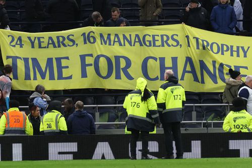 Bannerul afișat de suporterii lui Tottenham. FOTO: Imago