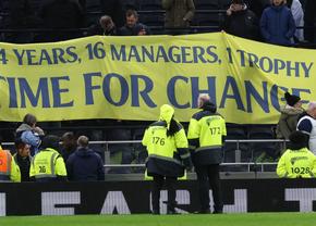 Suporterii lui Tottenham vor începe protestele la adresa conducerii în meciul cu Manchester United