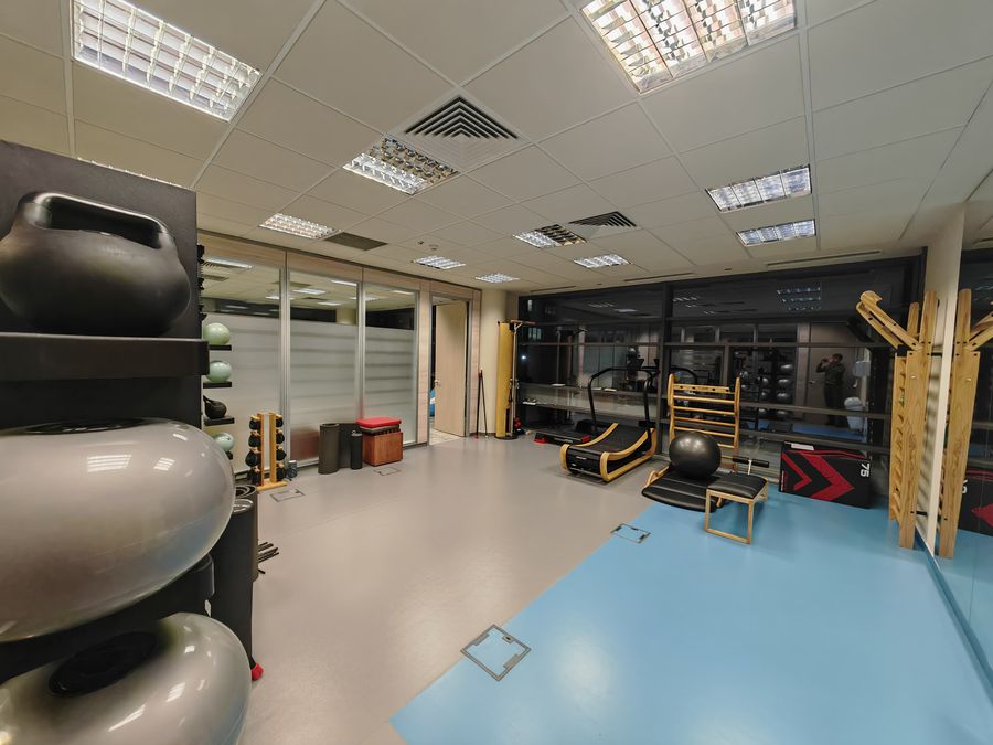 Așa arată sala kineto de la „Sweat” în care lucrează zilnic Mircea Lucescu. Foto: Sweat Gazeta l-a vizitat la recuperare pe Mircea Lucescu: „Aveam piciorul foarte umflat” + Obiceiul zilnic pentru o refacere rapidă: „Doar după ce se lasă întunericul!”