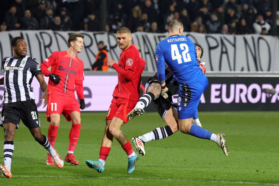 David Miculescu (stânga) / Foto: Ionuț Iordache (GSP) FCSB e creditată de UEFA ca performera play-off-ului Europa League » Cei 2 fotbaliști aleși în echipa ideală