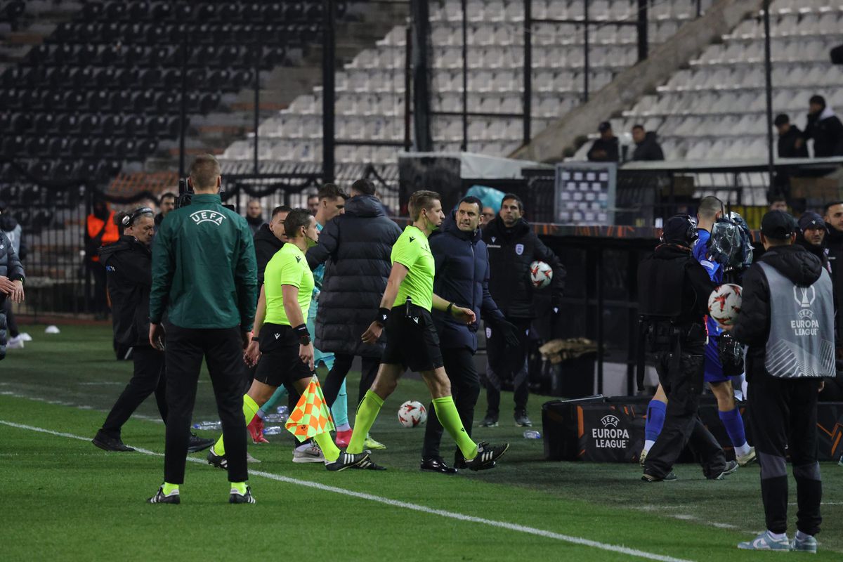 „ROȘU” stupid încasat în PAOK - FCSB » Nici reacția lui Ngezana n-a scăpat nesancționată