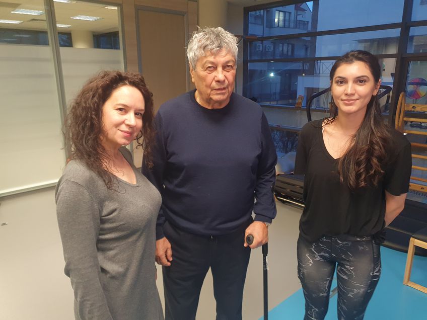 Mircea Lucescu la clinica „Sweat”, unde face recuperare, după opreția la șold: alături îi sunt cele  care-l ajută în procedurile kineto