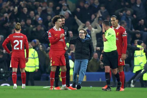 Virgil van Dijk (dreapta) discută cu „centralul” Michael Oliver / Foto: Imago