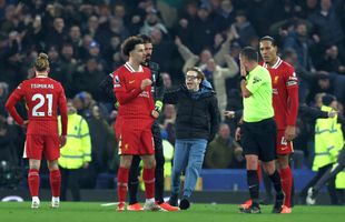 Virgil van Dijk se ia de arbitrul Michael Oliver în scandalul de la Everton - Liverpool: „I-am spus!”