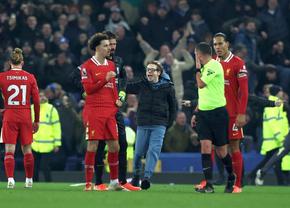Virgil van Dijk se ia de arbitrul Michael Oliver în scandalul de la Everton - Liverpool: „I-am spus!”