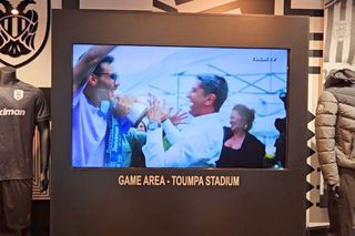 „The General” te întâmpină dansând, în magazinul premium al lui PAOK