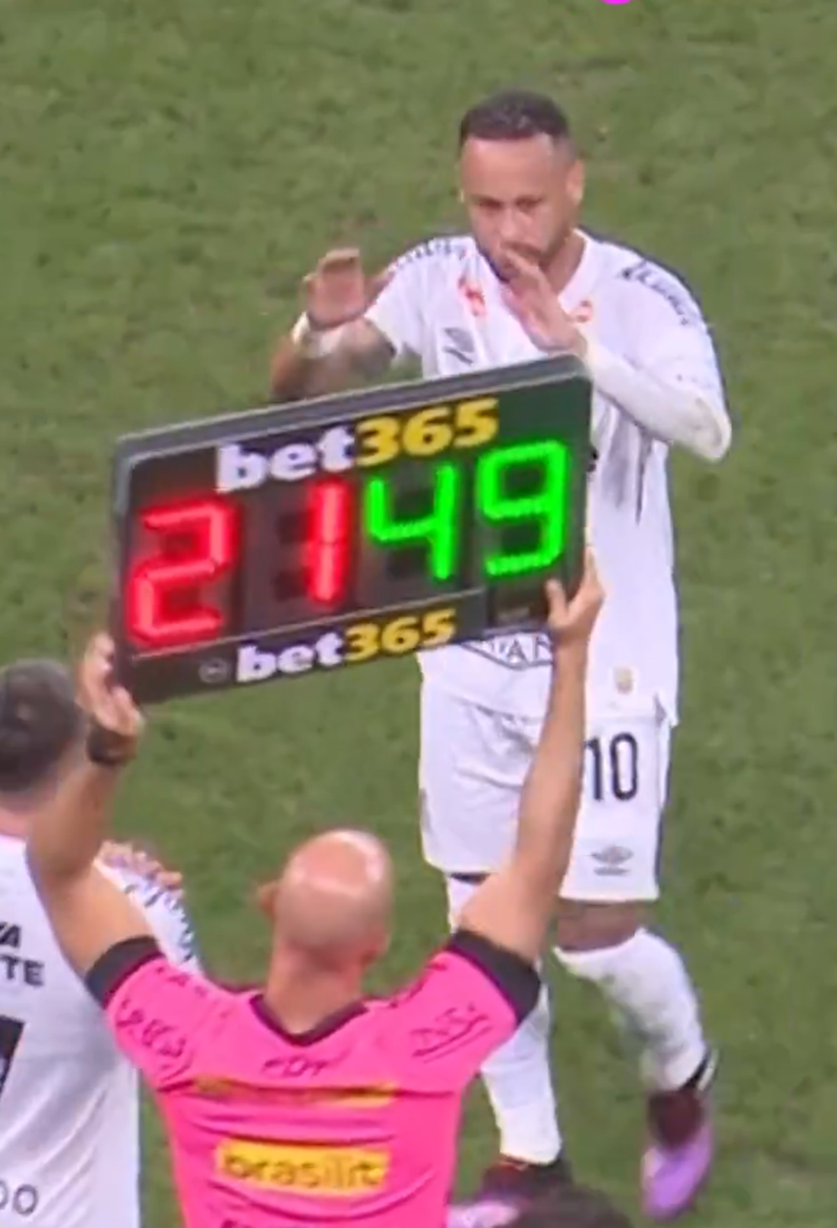 Neymar a făcut-o să râdă și pe arbitră! Momente hilare în Santos - Corinthians