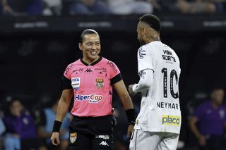 Neymar a făcut-o să râdă și pe arbitră! Momente hilare în Santos - Corinthians