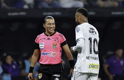 Neymar a făcut-o să râdă și pe arbitră! Momente hilare în Santos - Corinthians