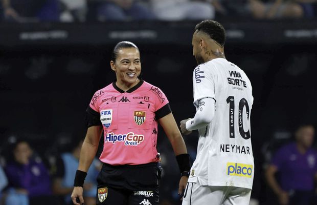 Neymar a făcut-o să râdă și pe arbitră! Momente hilare în Santos - Corinthians