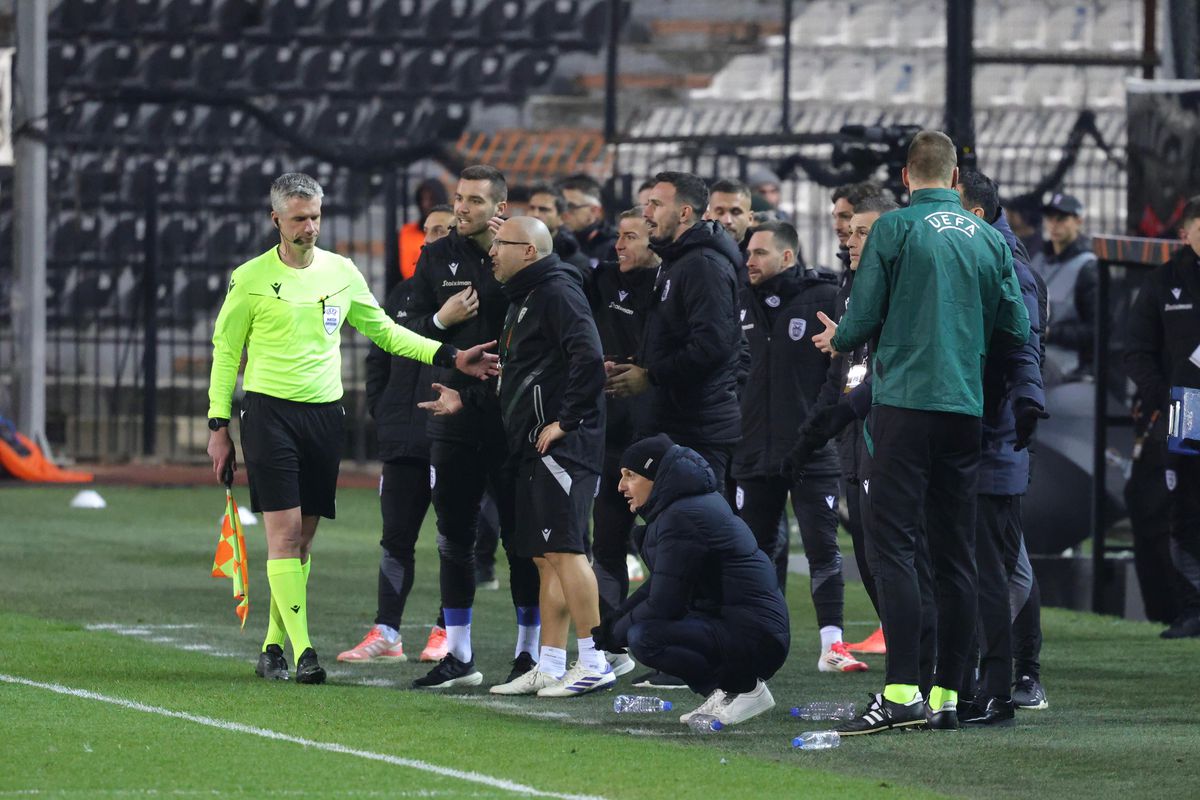 „ROȘU” stupid încasat în PAOK - FCSB » Nici reacția lui Ngezana n-a scăpat nesancționată