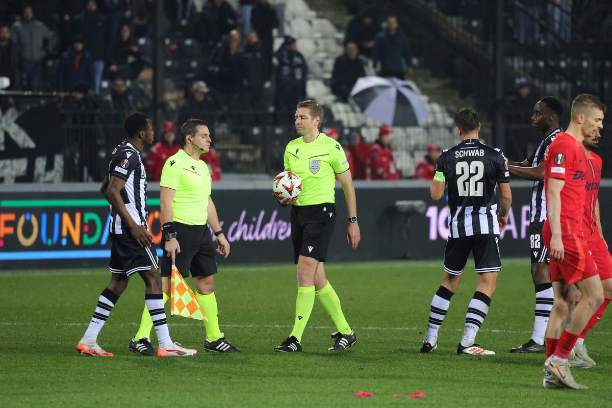 „ROȘU” stupid încasat în PAOK - FCSB » Nici reacția lui Ngezana n-a scăpat nesancționată