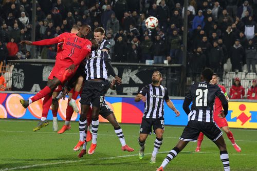 Dawa (stânga) stabilește scorul final în PAOK - FCSB 1-2, foto: Ionuț Iordache (GSP)