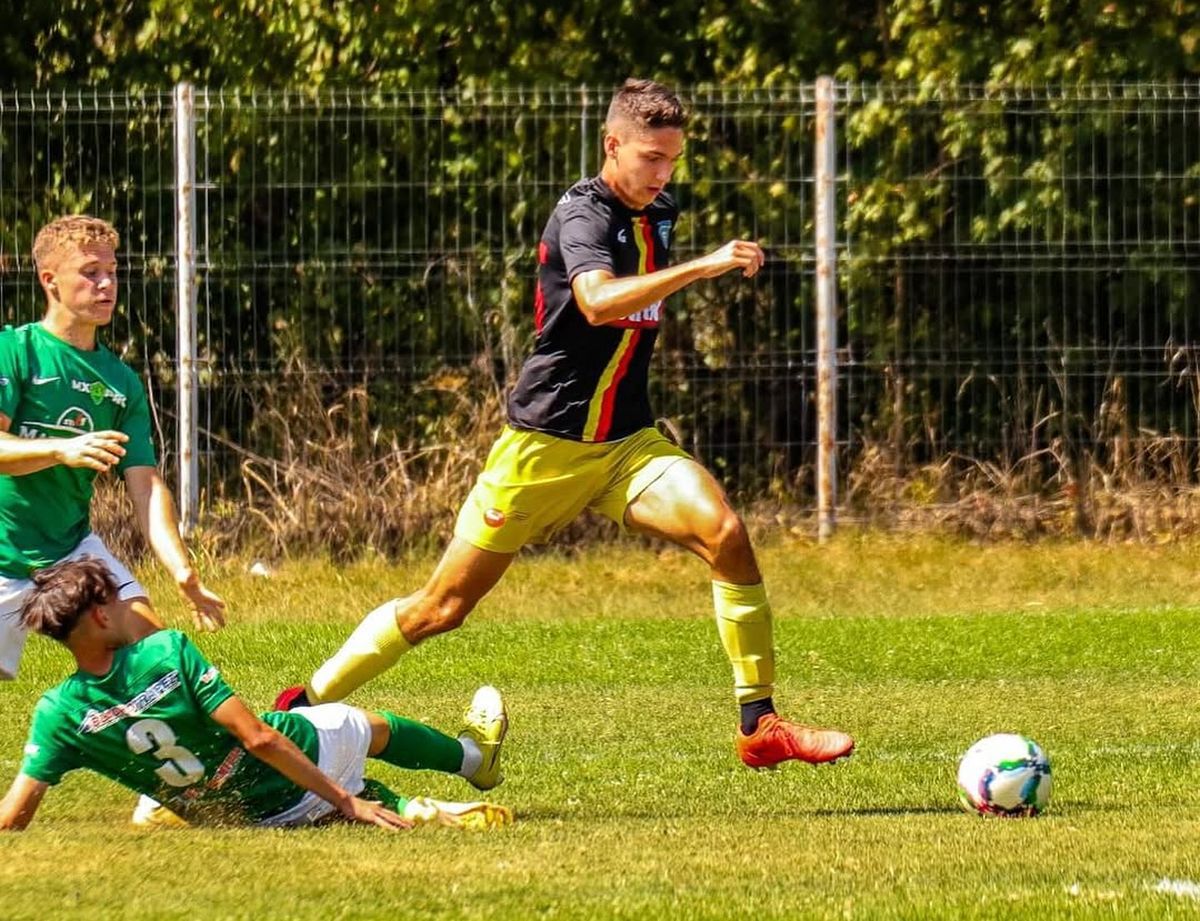 Atacant de 16 ani la Dinamo » Cine e puștiul acontat de „câini”