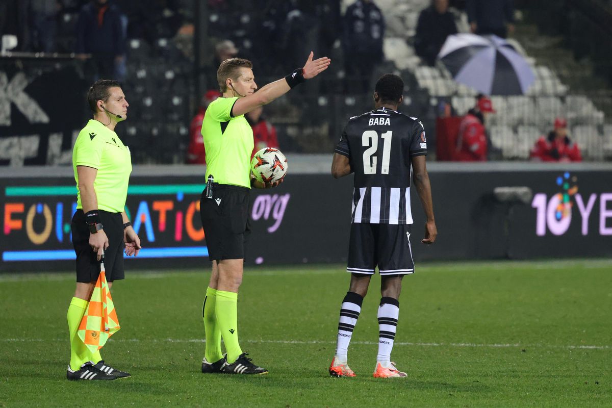 „ROȘU” stupid încasat în PAOK - FCSB » Nici reacția lui Ngezana n-a scăpat nesancționată