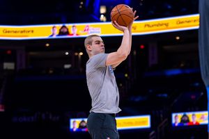 Furtună de aplauze pentru un baschetbalist sârb care a debutat în NBA după ce a învins cancerul testicular: „O seară plăcută”