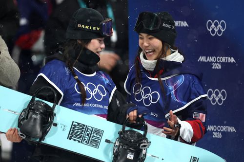 Gaon Choi și Chloe Kim râd împreună la finișul concursului feminin de snowboard halfpipe de la JO Milano-Cortina 2026 / Foto: Guliver / Getty Images