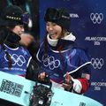 Gaon Choi și Chloe Kim râd împreună la finișul concursului feminin de snowboard halfpipe de la JO Milano-Cortina 2026 / Foto: Guliver / Getty Images