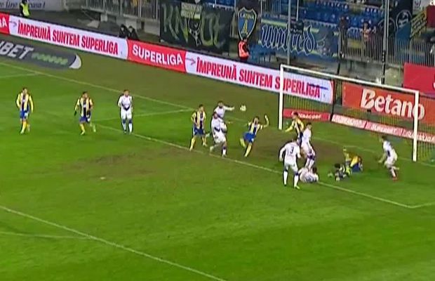 Sergiu Hanca, gol cum rar se vede în Petrolul - FC Argeș » Cine a fost scos vinovat: „E al lui”