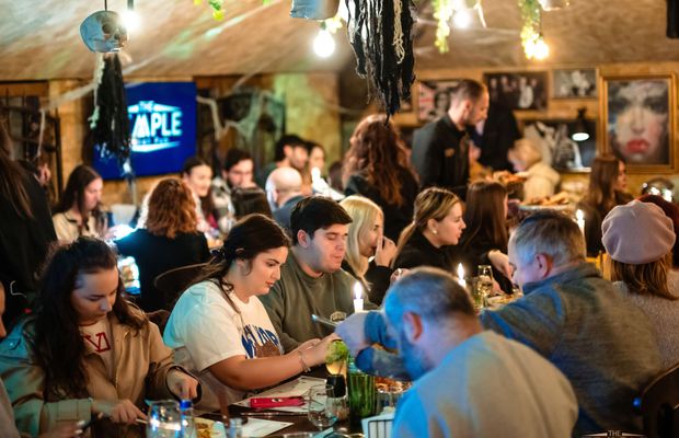 De la peluză la pub: unde mai trăiesc suporterii meciurile în București?