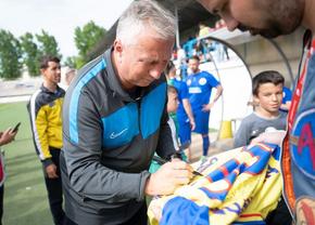 „Ca să vedeți extrema în care se dusese, uitați ce i-a făcut copilului meu!” » Fotbalistul „terorizat” de Dan Petrescu: „Mister, nu mi-am mai văzut soția de o lună!” / „«Treci în autocar!»”