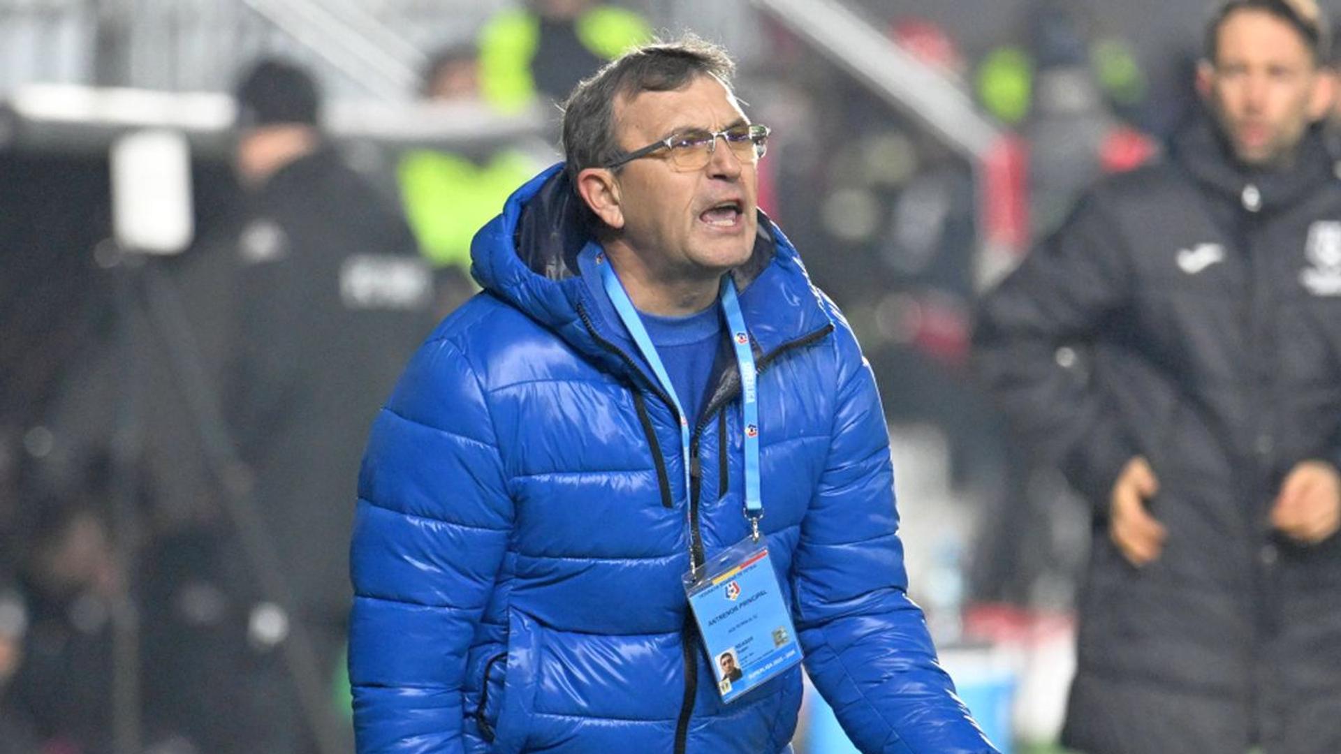 Eugen Neagoe gesticulând vehement pe marginea terenului în timpul meciului Petrolul Csikszereda, contestând arbitraj fotbal și penalty Petrolul Csikszereda refuzat. | sursa foto: Gazeta Sporturilor