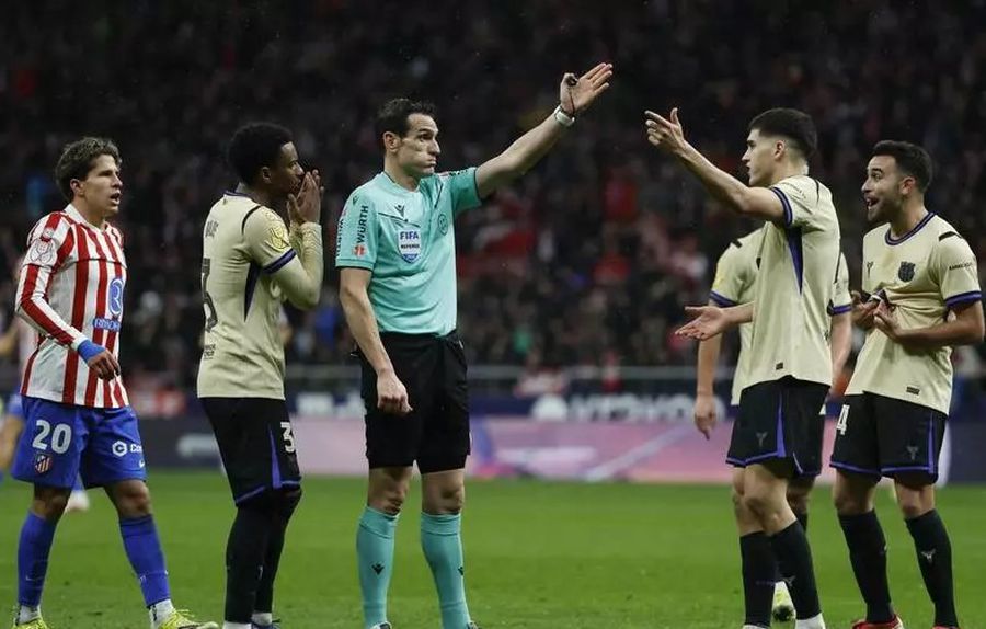 Epic fail la semifinala Atletico - Barcelona » Comitetul Tehnic al Arbitrilor a dat un comunicat chiar în timpul meciului