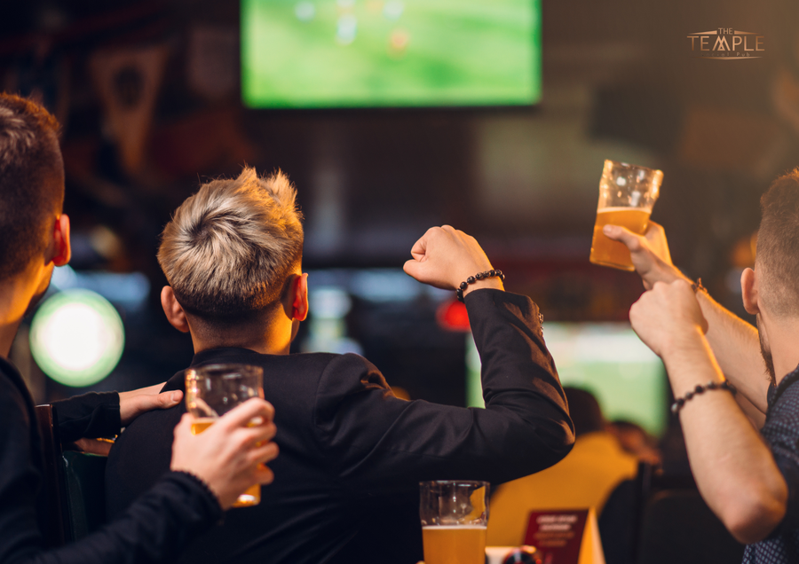 De la peluză la pub: unde mai trăiesc suporterii meciurile în București?